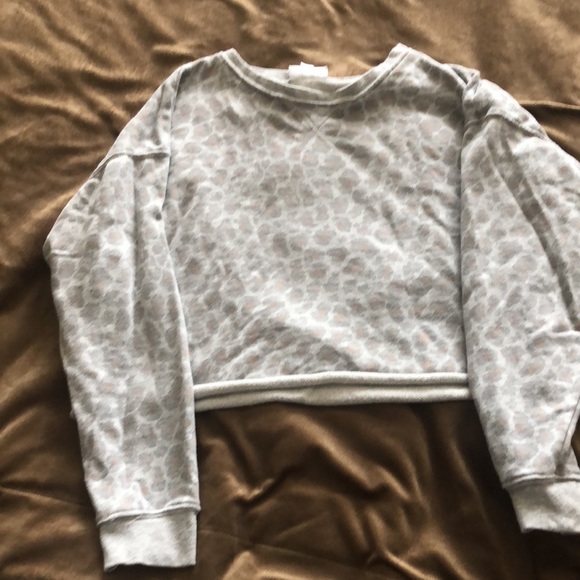 Colsie Gray Leopard Print Pajama Set - Picture 3 of 6